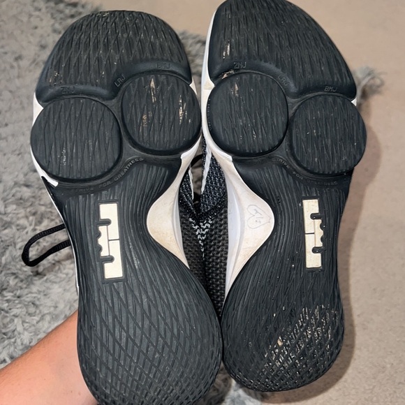 Nike LeBron James Basketball Shoes Size 7 - Picture 6 of 8